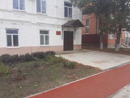 Центральная аллея, двухэтажное белое здание напротив Памятника павшим воинам освободителям